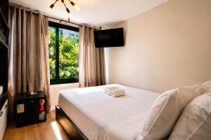 a bedroom with two beds and a window at More Ipanema Hostel in Rio de Janeiro
