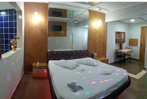 ein Schlafzimmer mit einem großen Bett in einem Zimmer in der Unterkunft Jumbo Hotel in Rio de Janeiro + 1 Foto