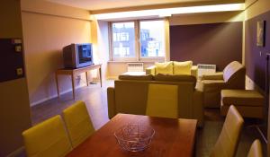 TV a/nebo společenská místnost v ubytování Ambassador Suites Antwerp