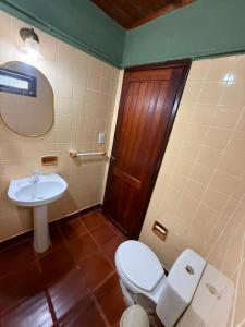 a bathroom with a toilet and a sink at Iguazú Garden Lodge in Puerto Iguazú