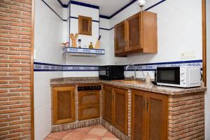 a kitchen with a sink and a microwave at Casa espaciosa cerca de Monachil in La Zubia