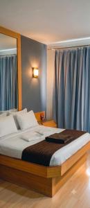 ein Schlafzimmer mit einem großen Bett und blauen Vorhängen in der Unterkunft Jumbo Hotel in Rio de Janeiro