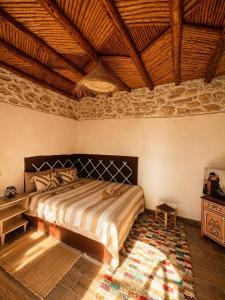 a bedroom with a bed and a wooden ceiling at SIDI KaouKI PERLA in Sidi Kaouki