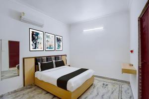 a bedroom with a bed in a room at Hotel O A5 Blue in Gorakhpur