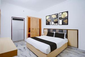 a bedroom with a king sized bed in a room at Hotel O A5 Blue in Gorakhpur
