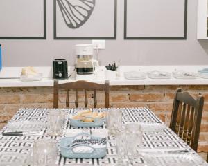 a table with two chairs and a coffee maker at HOSTEL La Casa de Li - En in Chilecito