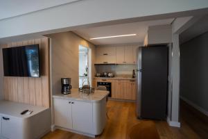 a kitchen with a refrigerator and a counter top at Ap de novela no centro da cidade com garagem in Toledo +20 photos