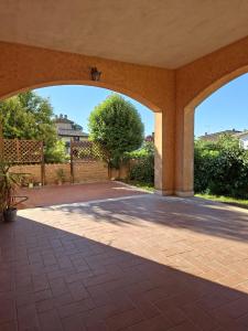 an empty patio with an archway at La Maison D'Amì in Anguillara Sabazia