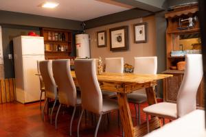 a dining room with a wooden table and chairs at HOSTEL La Casa de Li - En in Chilecito +26 photos