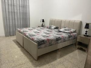 un letto con due cuscini sopra in una camera da letto di Babylon Gardens a Sousse