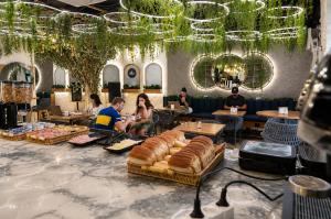 a group of people sitting at tables in a restaurant at More Ipanema Hostel in Rio de Janeiro