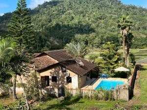 an external view of a house with a swimming pool at Paraíso Pomerode in Pomerode +26 photos