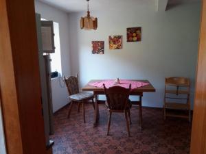a dining room with a table and two chairs at Ferienwohnung Otto in Kleinich