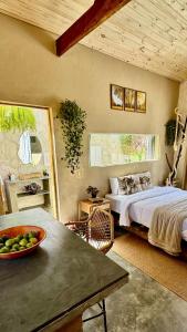 a bedroom with a bed and a bowl of fruit on a table at EcoRefúgio Verde - iUna in Ibiúna +32 photos