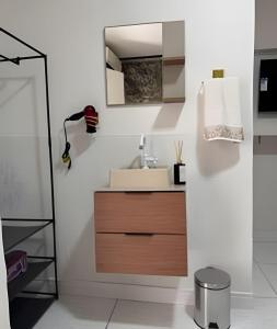 a bathroom with a sink and a mirror at Abaíra Serra Azul Lofts 1 - Orla - Centro in Petrolina