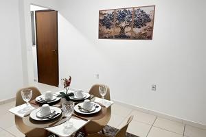 a dining room with a table and chairs at Abaíra Serra Azul Loft 6 - Orla - Centro in Petrolina