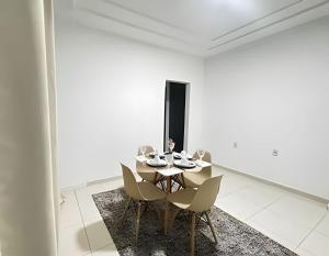 a dining room with a table and chairs at Abaíra Serra Azul Loft 6 - Orla - Centro in Petrolina +2 photos