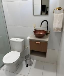 a white bathroom with a toilet and a sink at Abaíra Serra Azul Loft 5 - Orla - Centro in Petrolina