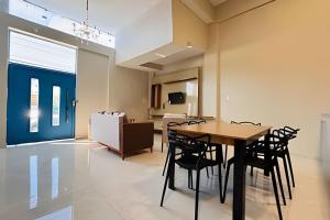 a dining room with a table and chairs at Abaíra Serra Azul Suítes 04 - Centro in Petrolina