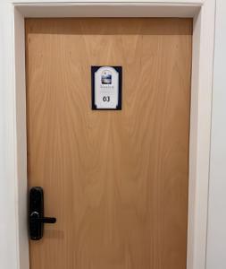 a door with a speed limit sign on it at Abaíra Serra Azul Suítes 03 - Centro in Petrolina