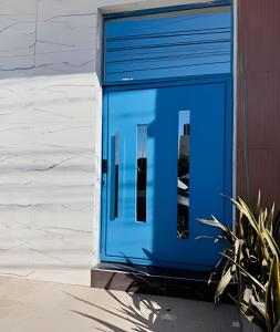 a blue phone booth sitting on the side of a building at Abaíra Serra Azul Suítes 01 - Centro in Petrolina