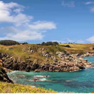a view of a rocky shoreline with the ocean at Wapiti apartment in Loctudy