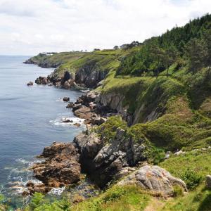 a view of a rocky shore with the ocean at Wapiti apartment in Loctudy +3 photos