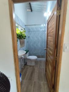 a bathroom with a toilet and a sink at Hostel Rincon del mar Ebenezer in San Onofre