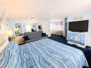 a bedroom with a large bed and a fish tank at A Beach Breeze Inn in West Harwich
