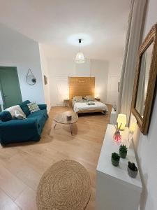 a living room with a couch and a bed at Studio le «Victor Hugo» , hyper centre ville in Vienne