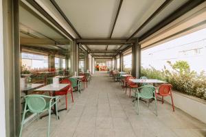 an empty restaurant with tables and chairs at Hotel El Nogal in Peligros