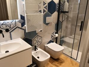 a bathroom with a toilet sink and a shower at Suite Enea San Rocco in Sperlonga