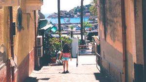 アーチ・トレッツァにあるChibedda Dimora Liaの狭い道を歩く少女