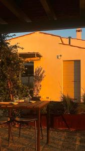 a table and chairs in front of a building at Casale Oliveta & Ristorante in Orbetello