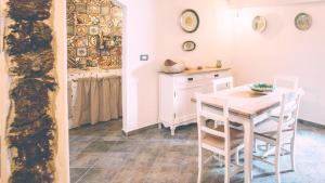 アーチ・トレッツァにあるChibedda Dimora Liaのキッチン(テーブル、椅子付)