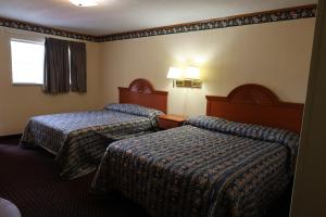 a hotel room with two beds and a window at Starlite Motel in Heath +23 photos