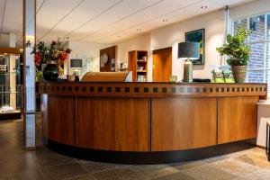 a lobby with a reception desk in a room at Hotel de Landmarke Ootmarsum in Groot-Agelo