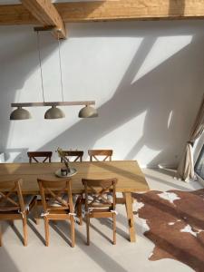a dining room with a wooden table and chairs at SowiaBrda, domek na wyłączność, Góry Sowie in Rzeczka