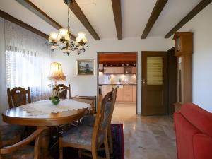 a dining room and kitchen with a table and chairs at Gästehaus Renate in Lauf