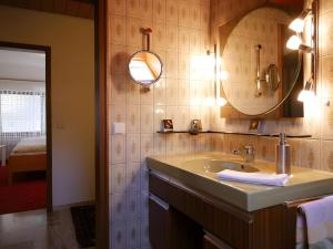 a bathroom with a sink and a mirror at Gästehaus Renate in Lauf +24 photos