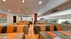 A restaurant or other place to eat at Silken Sant Gervasi