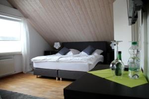 フュルトにあるFerienwohnung Stadtgrenzeのベッドルーム1室(白い大型ベッド1台付)