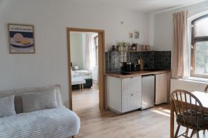 a room with a kitchen and a bed in a room at "LOKAL" Apartment 2 in Bad Muskau +6 photos