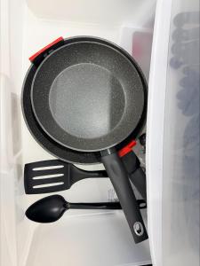 a frying pan and utensils in a refrigerator at Lujoso departamento con alberca y jacuzzi in Monterrey +1 photo