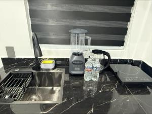 a blender sitting on a counter next to a sink at Lujoso departamento con alberca y jacuzzi in Monterrey