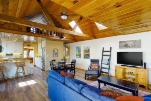 a living room with a blue couch and a kitchen at Brier Escape in Bass Lake