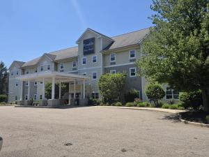 a large building with a parking lot in front of it at Franklin Extended Stay Hotel in Franklin