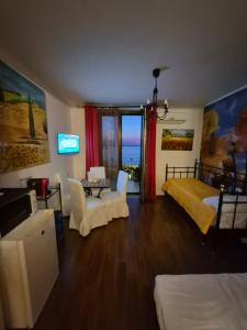 a bedroom with a bed and a table and chairs at B&B AeR in Lesina