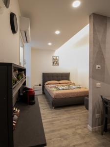 a bedroom with a bed in a room at A 2 min dal Trenino Rosso Monolocale CLESSIDRA1 in Tirano