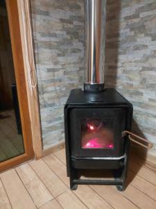 a black stove sitting in a room next to a door at Los Gladiolos in Melipeuco